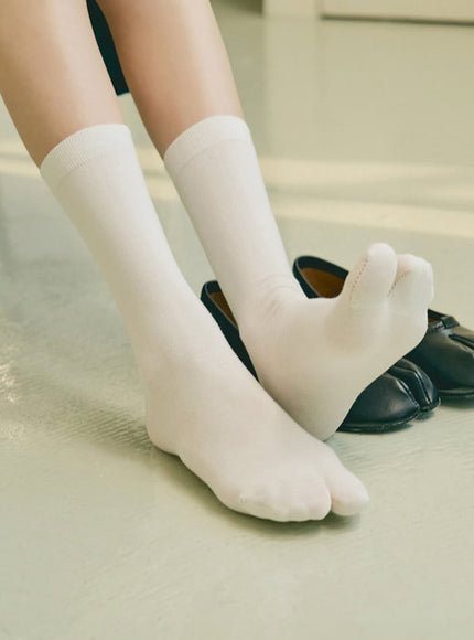 miu-flowing-curve-socks-ia529