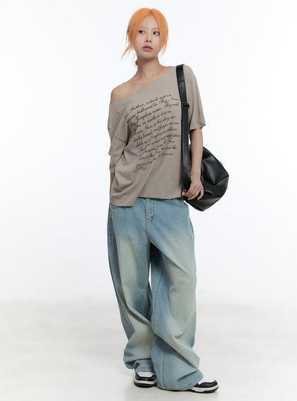 loose-fit-graphic-off-shoulder-tee-cu502 / Beige