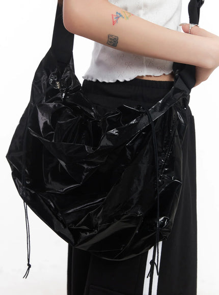 slouchy-gloss-crossbody-bag-ic503 / Black