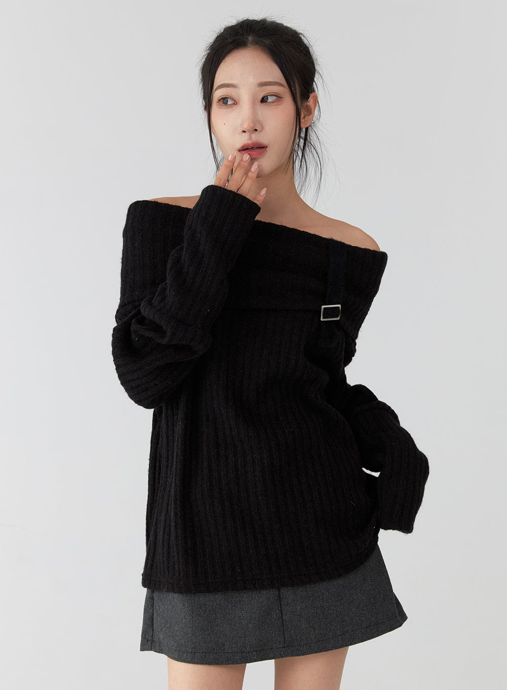 off-shoulder-buckle-knit-sweater-cd322 / Black