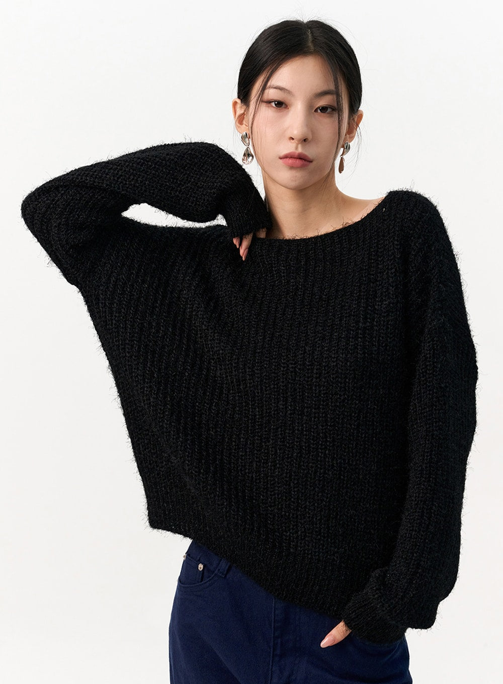 wide-neck-fuzzy-sweater-io320 / Black