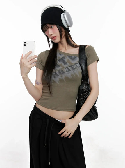 asymmetric-off-shoulder-graphic-top-il528 / Dark green