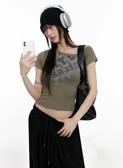 asymmetric-off-shoulder-graphic-top-il528 / Dark green