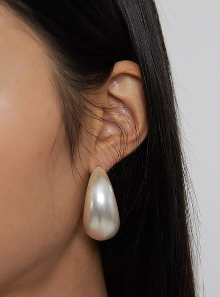bold-pearl-earrings-ij508 / Light beige