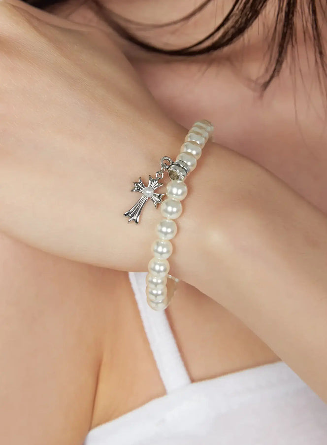 pearl-bracelet-with-cross-pendant-iy520 / Light beige