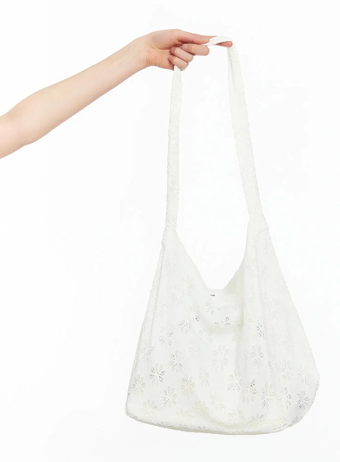 floral-eyelet-shoulder-tote-ia523 / Light beige