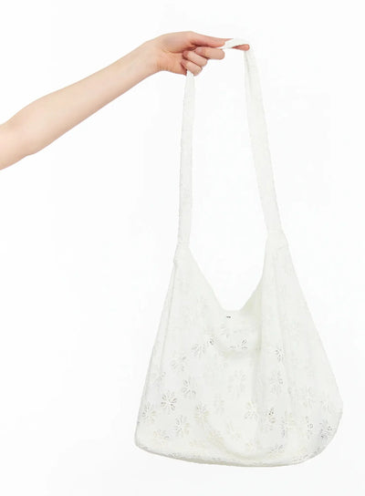 floral-eyelet-shoulder-tote-ia523 / Light beige