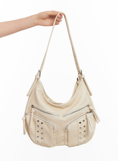 stud-pocket-faux-leather-shoulder-bag-iy502 / Light beige