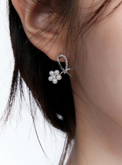 petal-shaped-lustrous-bead-earrings-cc0608 / Silver