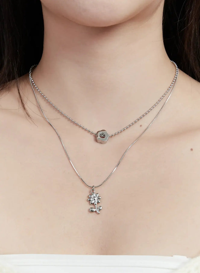 layered-flower-charm-necklace-id529 / Silver
