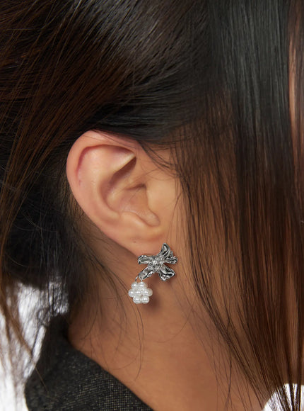 floral-pearl-drop-earrings-ca517 / Silver