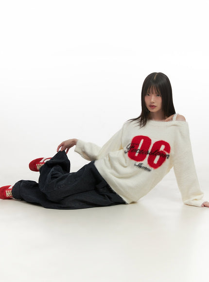 one-shoulder-graphic-fuzzy-sweater-cd425 / White