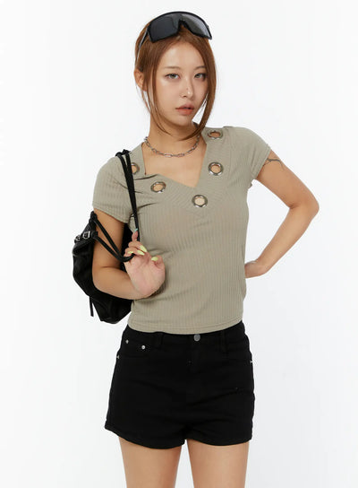v-neck-eyelet-ribbed-tee-cy521 / Beige