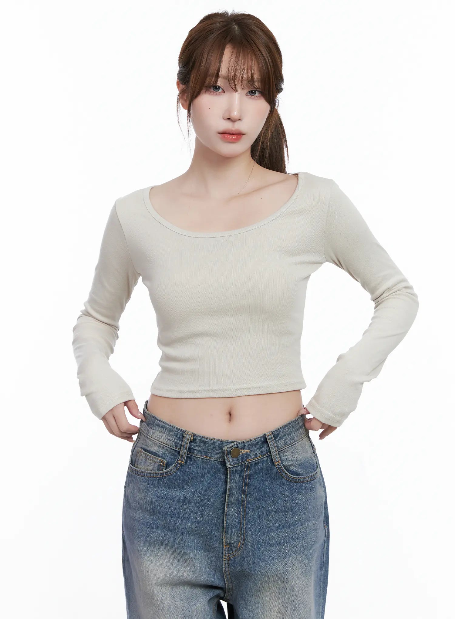 basic-u-neck-long-sleeve-crop-tee-cg529 / Beige