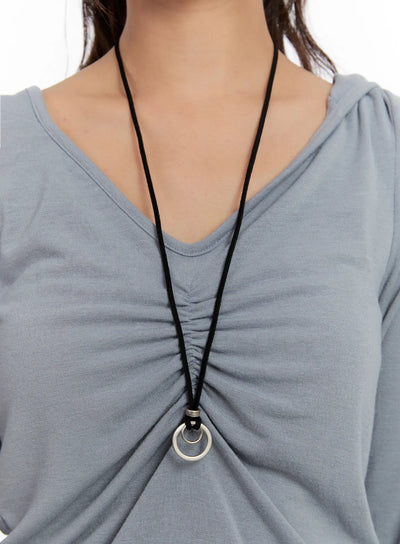 sleek-double-ring-long-necklace-cn527 / Black