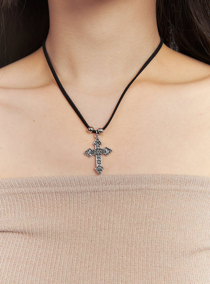 bold-cross-necklace-cf520 / Black