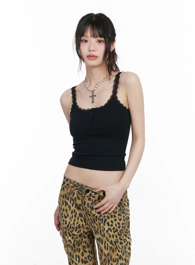 lace-trim-ribbed-sleeveless-top-cm526 / Black