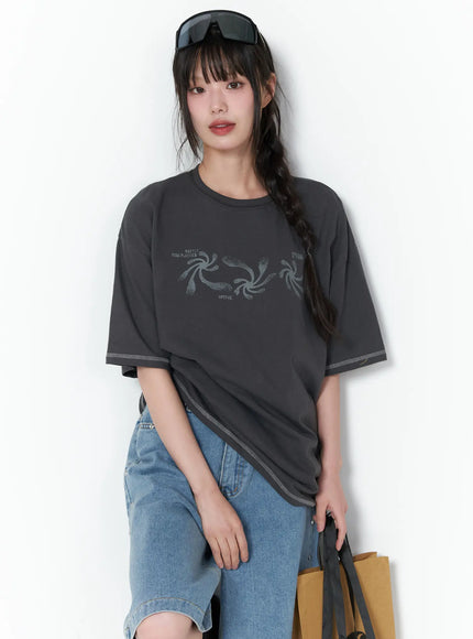 loose-fit-graphic-stitch-t-shirt-ca529 / Dark gray