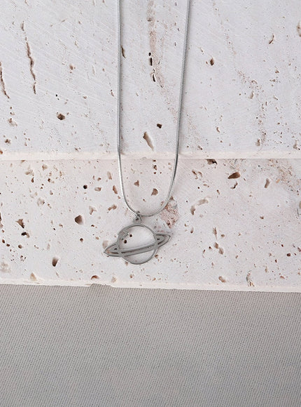 saturn-outline-necklace-ia517