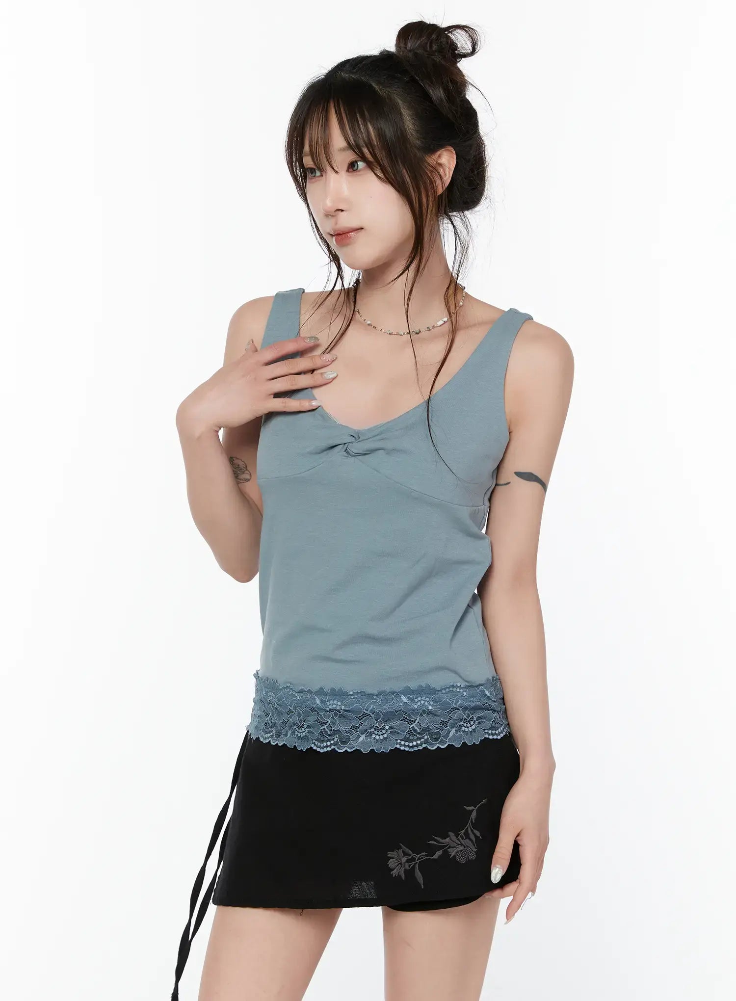 v-neck-lace-trim-sleeveless-top-cy515 / Light blue
