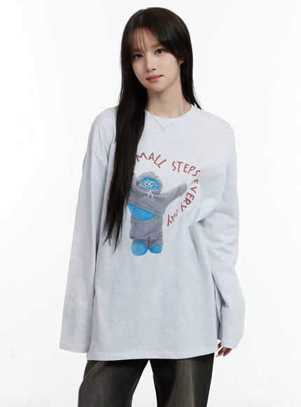oversized-graphic-print-long-sleeve-tee-cd523 / Light gray