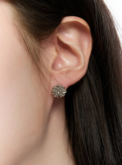 elegant-floral-stud-earrings-cm505 / Silver