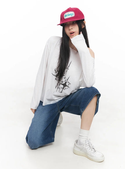 loose-fit-long-sleeve-graphic-top-cu510 / White