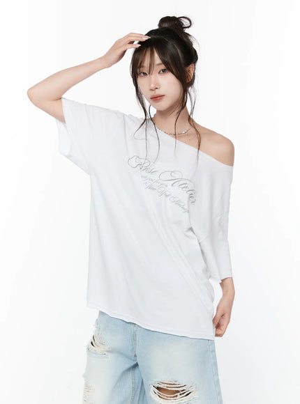 oversized-off-shoulder-graphic-tee-cy514 / White