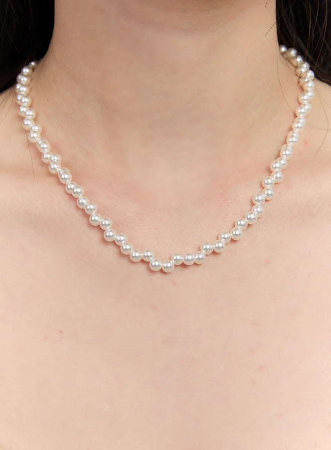 asymmetric-faux-pearl-necklace-ca508 / White