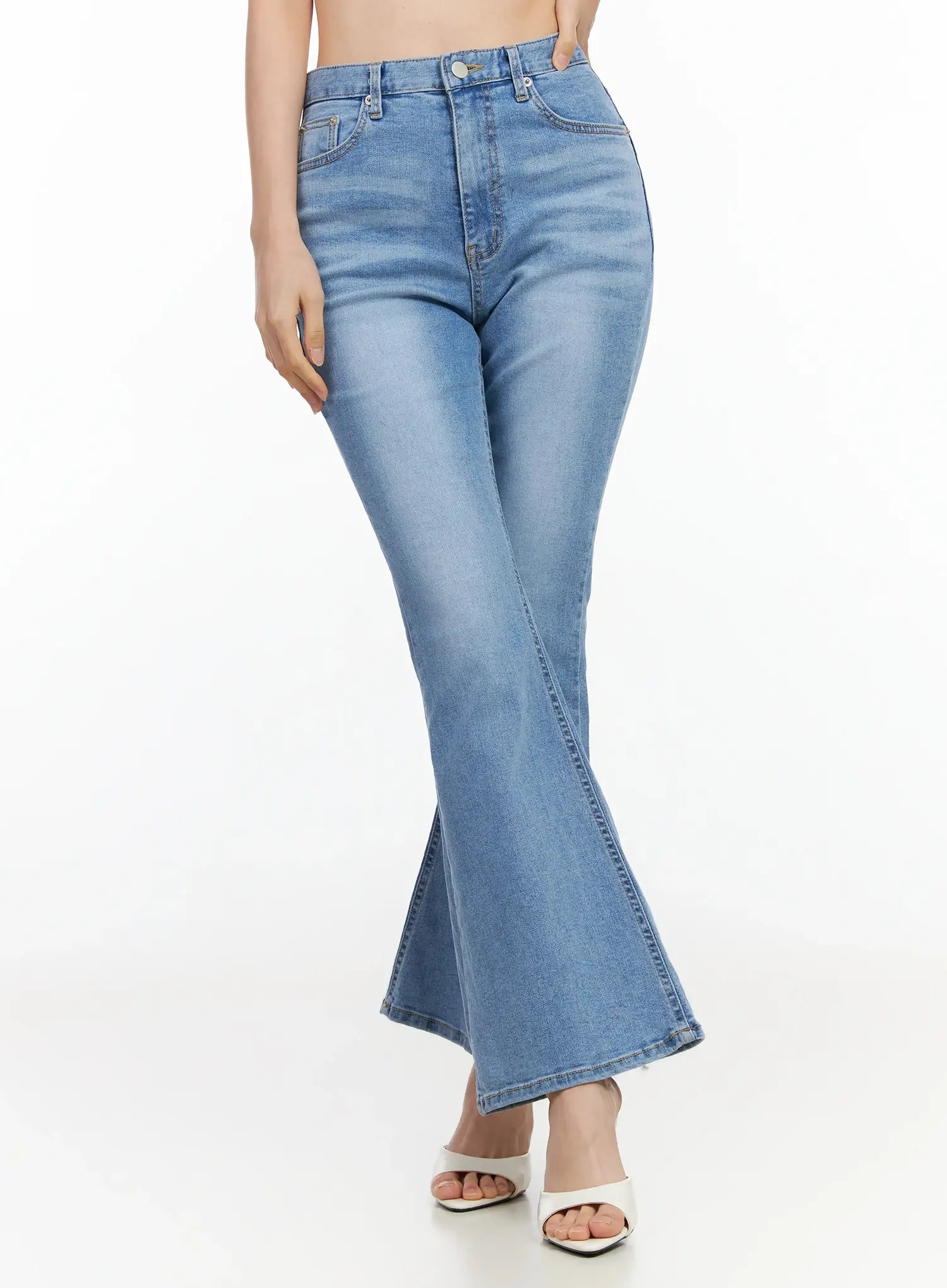 zaza-bootcut-light-washed-jeans-im524