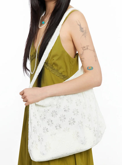 floral-eyelet-shoulder-tote-ia523