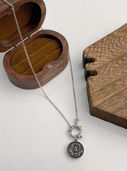 noir-vintage-coin-necklace-ia517