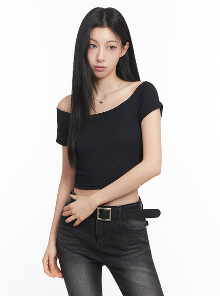 off-shoulder-boat-neck-crop-top-iy516