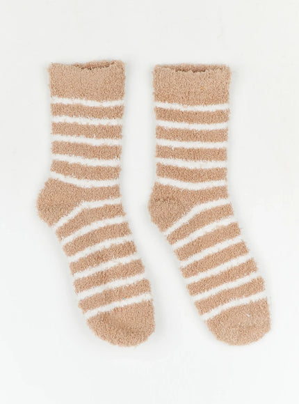 striped-fuzzy-socks-iy511
