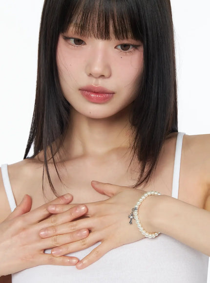 pearl-bracelet-with-cross-pendant-iy520