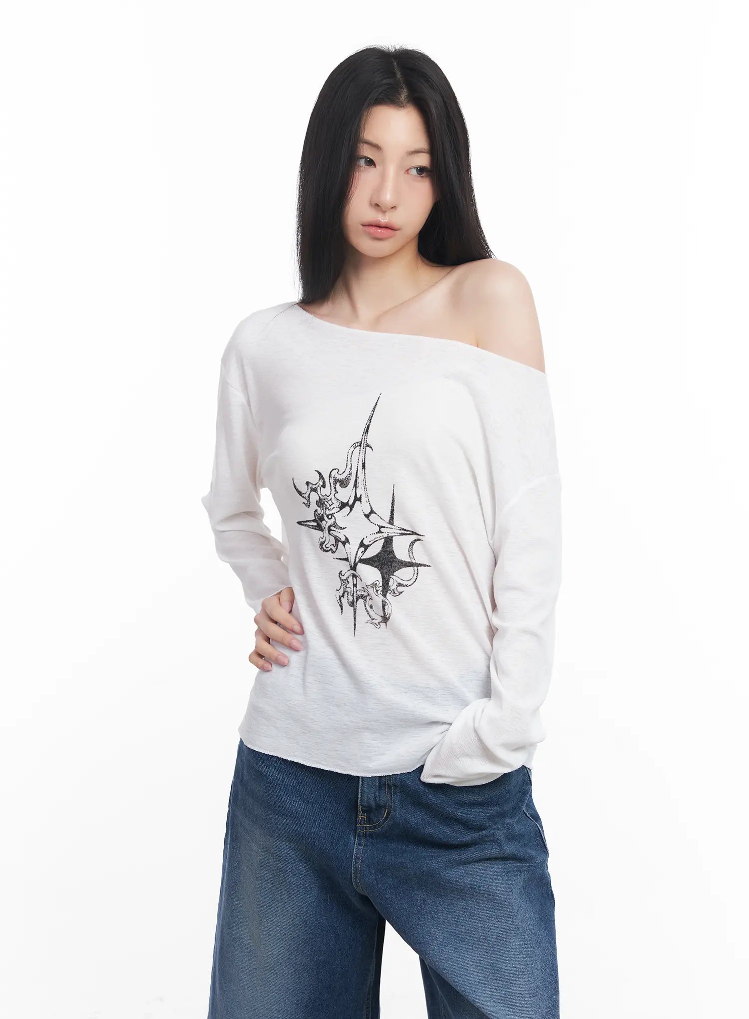 loose-fit-long-sleeve-graphic-top-cu510