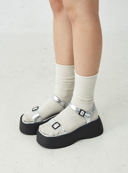 Glänzende, klobige Plateau-Sandalen mit doppelter Schnalle OU14