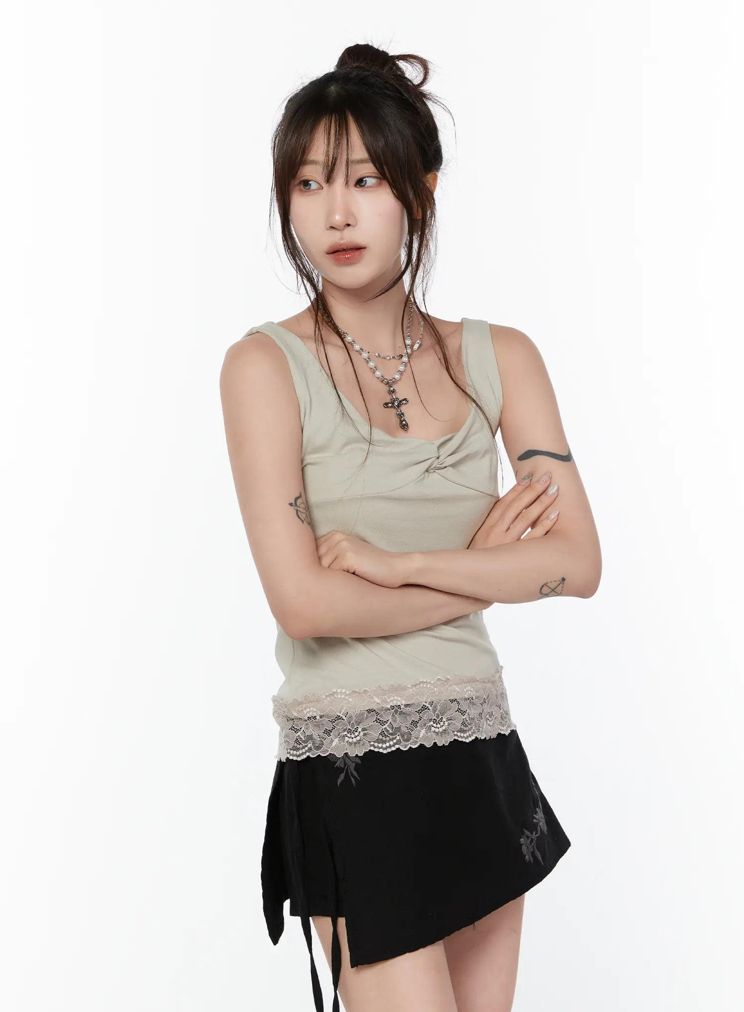v-neck-lace-trim-sleeveless-top-cy515 / Beige