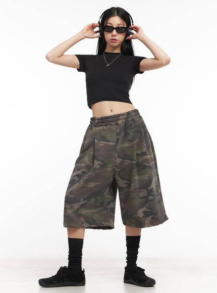 camo-pintuck-oversize-sweatshorts-iy529