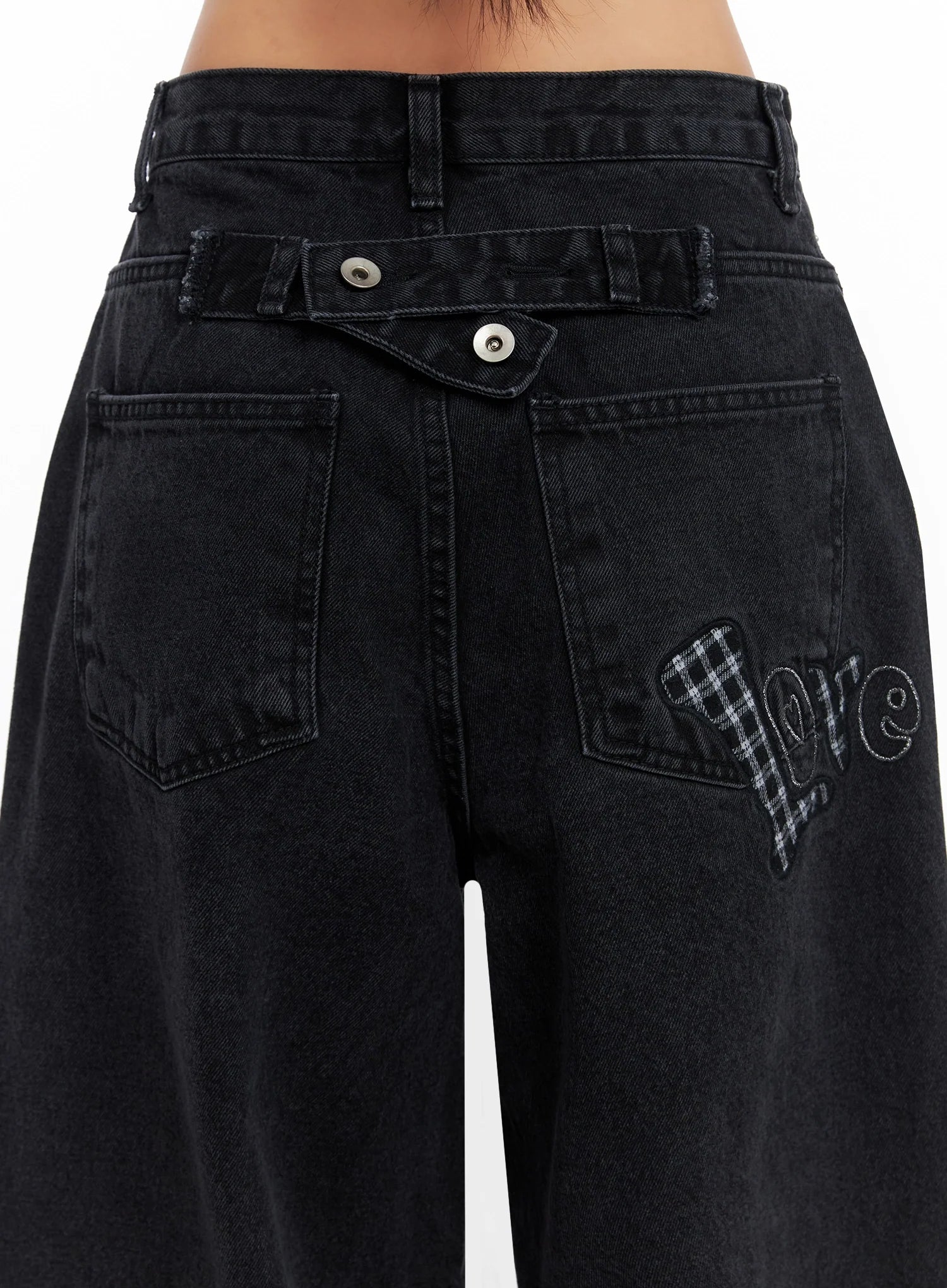 sunwoo-embroidered-wide-leg-jeans-ig528