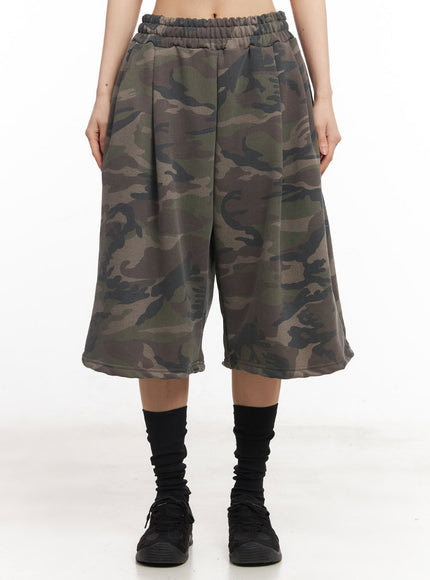 camo-pintuck-oversize-sweatshorts-iy529