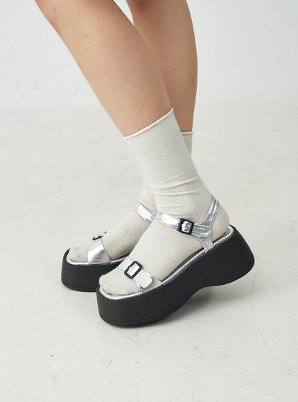 Glänzende, klobige Plateau-Sandalen mit doppelter Schnalle OU14