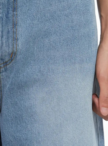 mens-light-wash-relaxed-jeans-il516