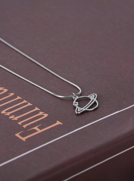saturn-outline-necklace-ia517