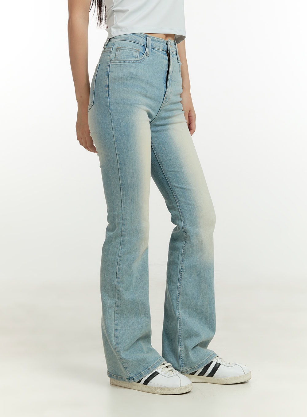light-washed-bootcut-jeans-cu428