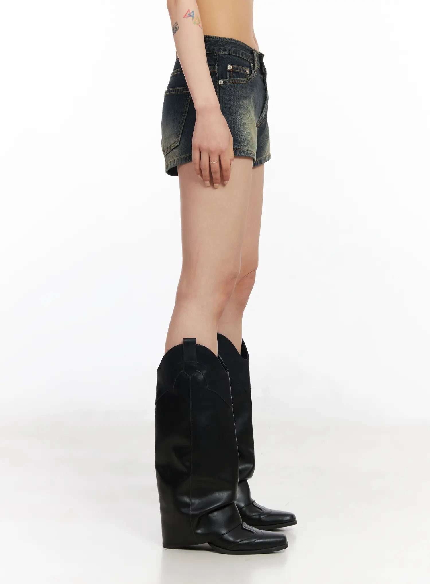 low-rise-dark-vintage-wash-denim-shorts-cm517