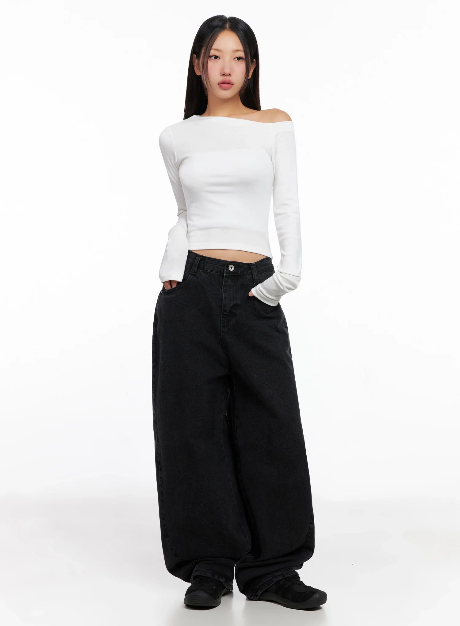 sunwoo-embroidered-wide-leg-jeans-ig528