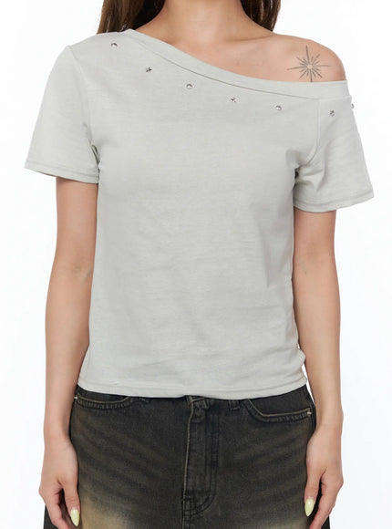studded-off-shoulder-tee-cu501