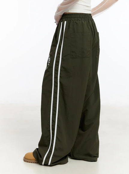 graphic-wide-leg-track-pants-cm511