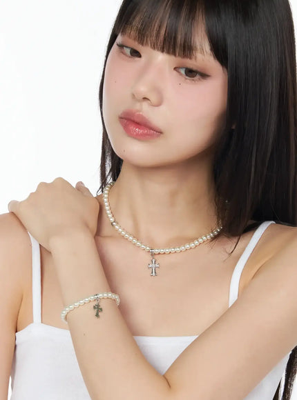 pearl-bracelet-with-cross-pendant-iy520